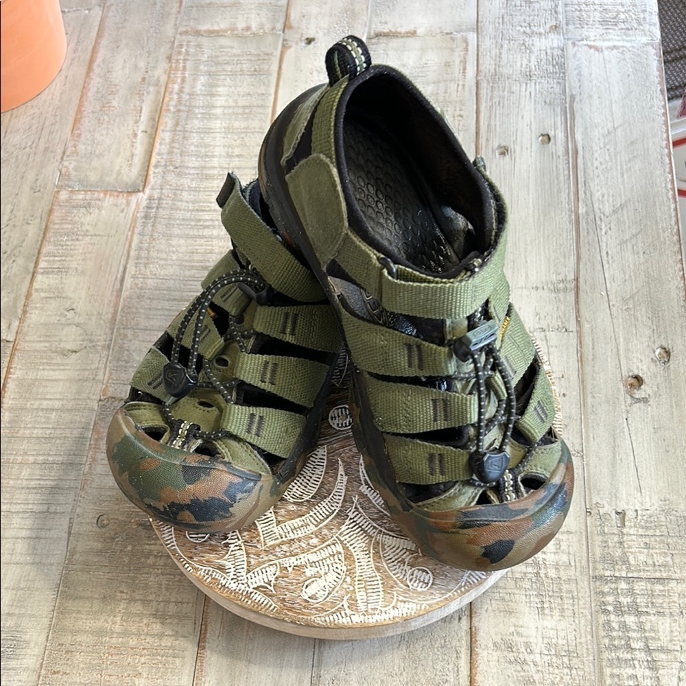 KEEN KIDS OLIVE GREEN CAMO SANDALS SIZE 3 (LITTLE BOYS )